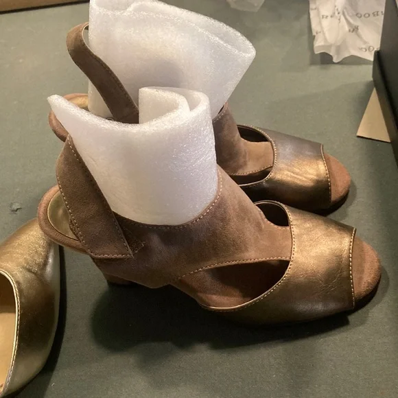 Cute 3 inch AEROSOLES size 7 - Picture 1 of 6